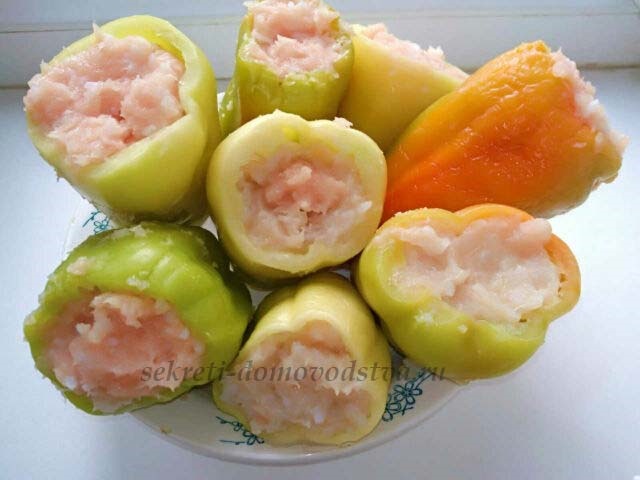 Перець, фарширований курячим фаршем і рисом