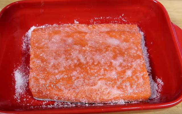 Сьомга, солона в домашніх умовах простими способами: солимо смачно і швидко