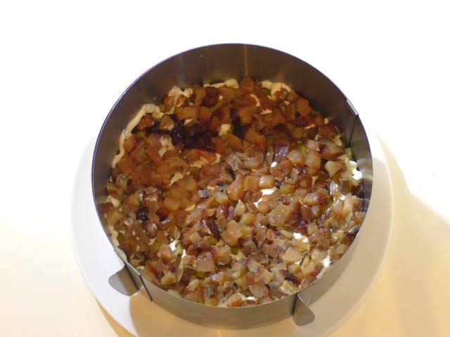 Салат Оселедець під шубою — 11 класичних рецептів з описом послідовності шарів