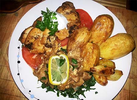 Куряче філе тушкувати на сковороді з грибами у вершковому соусі