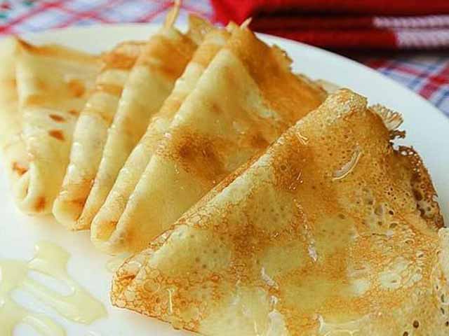 Тонкі млинці на кефірі – 15 смачних рецептів млинців з дірочками