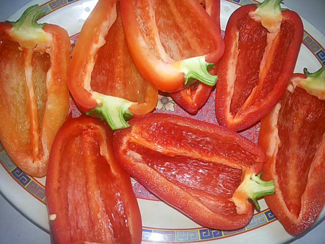 Перець фарширований м’ясом та рисом в духовці – рецепти з фото