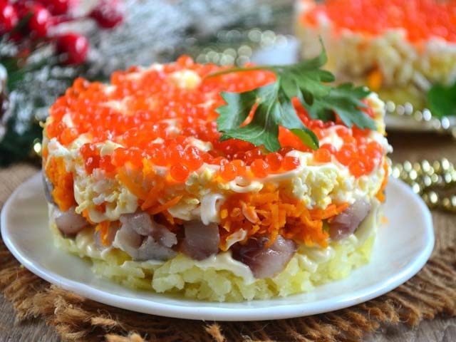 Салат Оселедець під шубою — 11 класичних рецептів з описом послідовності шарів