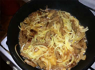 Тушкована яловичина з маринованими огірками. Покроковий рецепт з фото