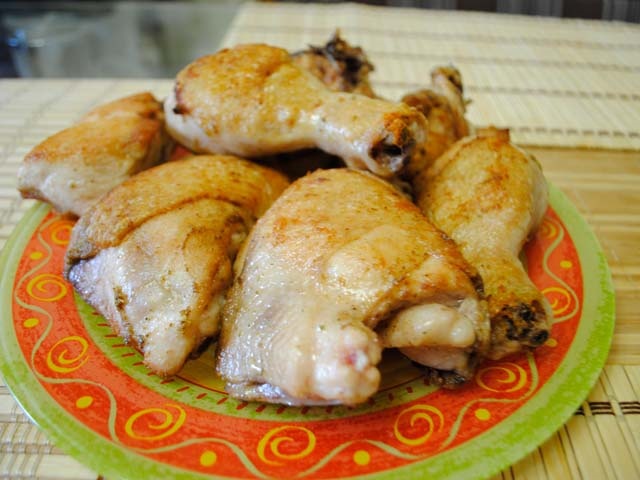 Курка тушкована на сковороді — 9 простих і смачних рецептів