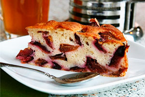 Шарлотка зі сливами: смачні рецепти