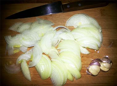 Курячі стегна під маринадом, запечені з картоплею, в сметані. Покроковий рецепт з фото