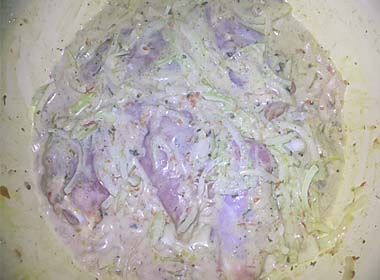 Курячі стегна під маринадом, запечені з картоплею, в сметані. Покроковий рецепт з фото