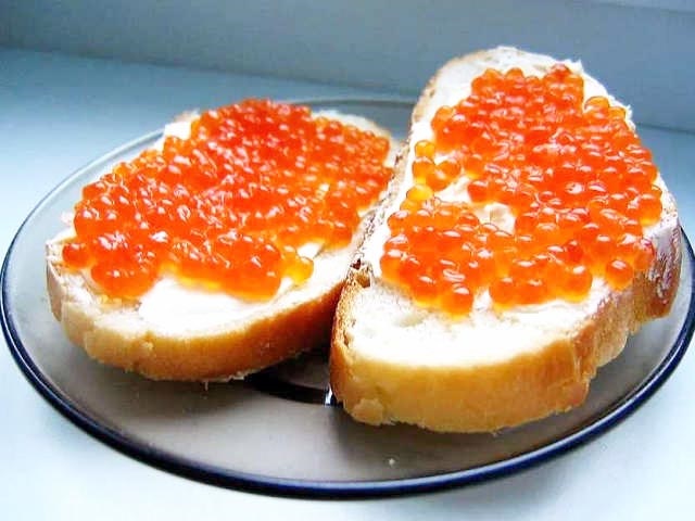 Як смачно посолити ікру горбуші в домашніх умовах — 6 швидких рецептів