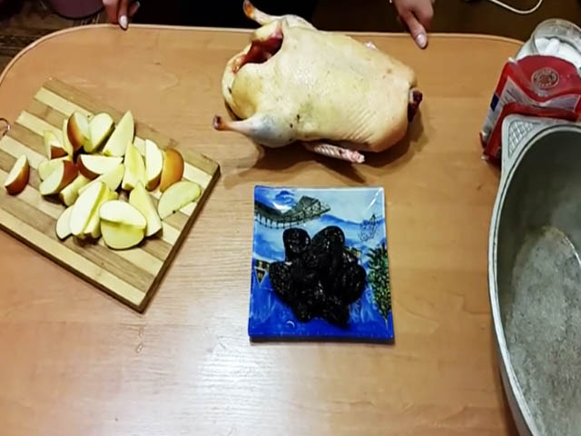 Качка з яблуками в духовці – 4 покрокових рецепти з фото