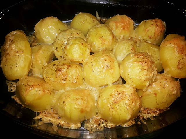 Курячі гомілки з овочами на сковороді з запеченою картоплею