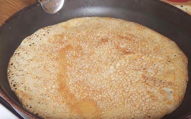 Млинці на сироватці — 8 рецептів дуже смачних млинців з дірочками