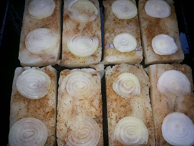 Риба запечена в духовці з овочами і сиром – рецепт з фото