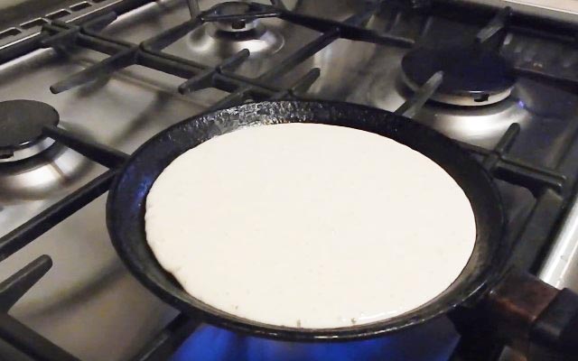 Млинці на сироватці — 8 рецептів дуже смачних млинців з дірочками