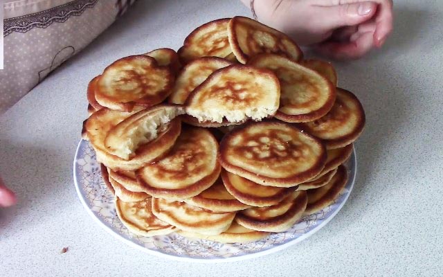 Пишні оладки на молоці — 8 кращих рецептів