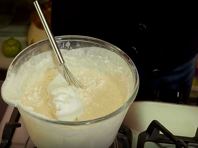 Дріжджові млинці на молоці — 8 покрокових рецептів