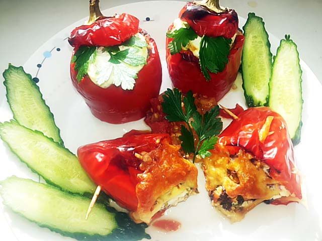 Перець фарширований м’ясом та рисом в духовці – рецепти з фото