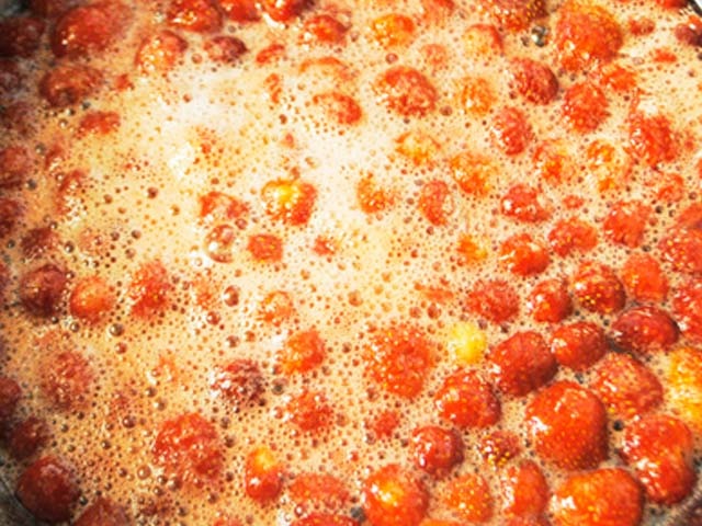 Густе варення з полуниць на зиму з цілими ягодами