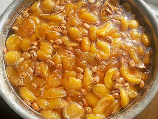 Варення з абрикосів з ядерцями на зиму рецепт з фото