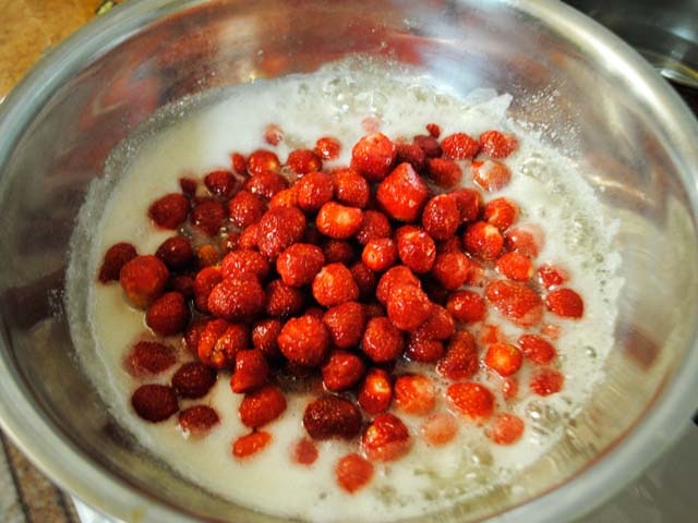 Густе варення з полуниць на зиму з цілими ягодами