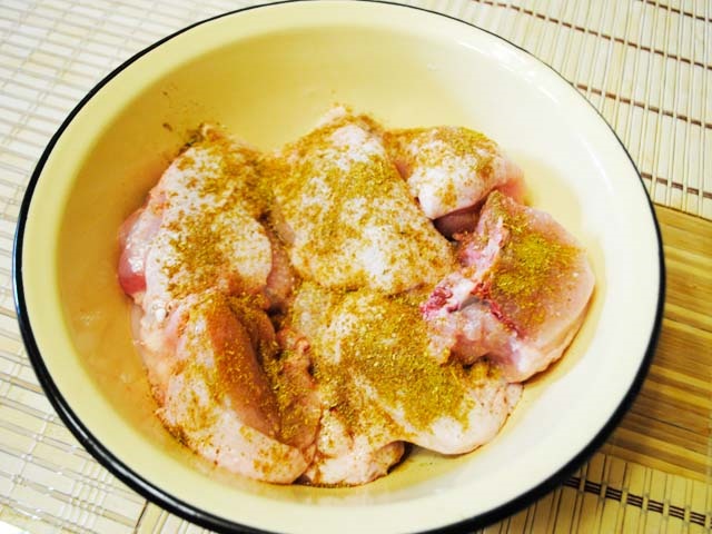 Курка тушкована на сковороді — 9 простих і смачних рецептів