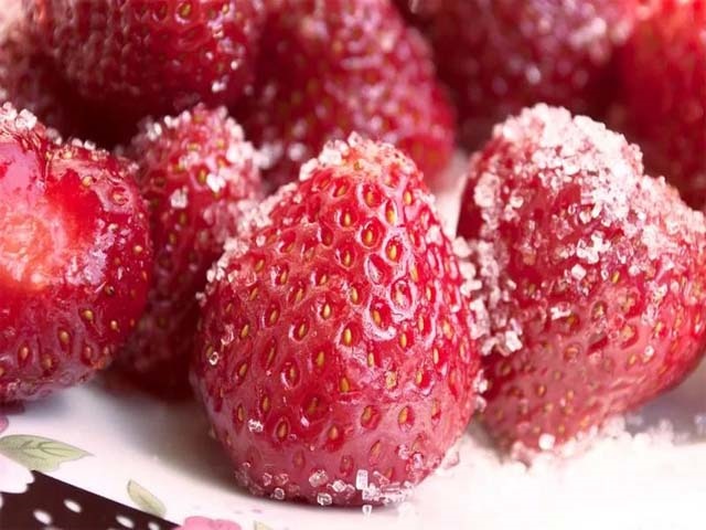 Густе варення з полуниць на зиму з цілими ягодами