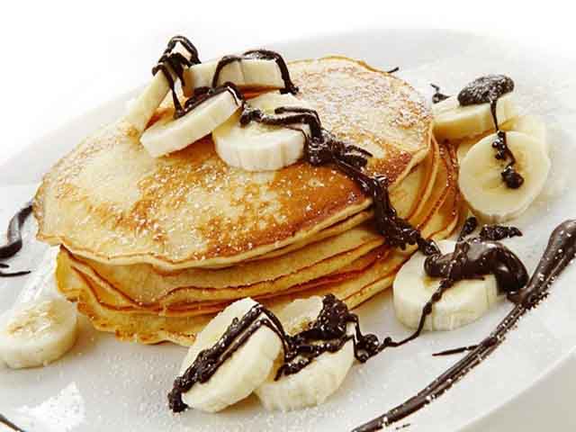 Тонкі млинці на кефірі – 15 смачних рецептів млинців з дірочками