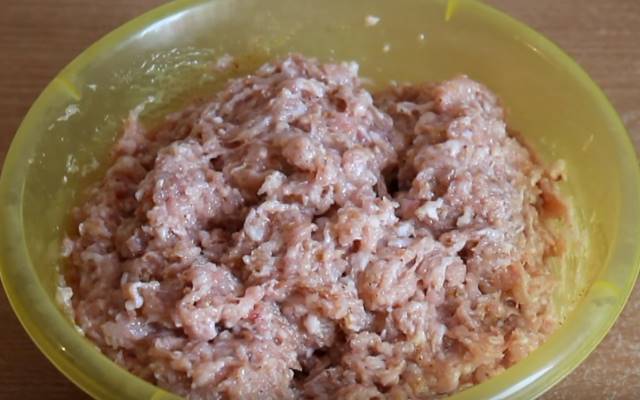 М’ясний рулет з фаршу — 6 рецептів з різними начинками