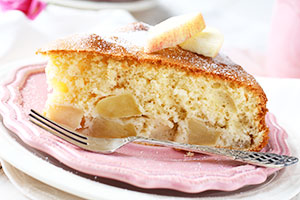 Шарлотка з яблуками в духовці: 2 класичних і 2 кисломолочних рецепта