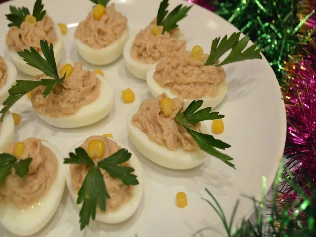 Яйця, фаршировані різними начинками. 12 простих і дуже смачних рецептів