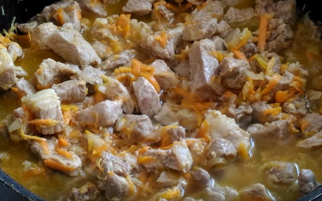 Гуляш зі свинини з підливою — 7 простих і смачних рецептів