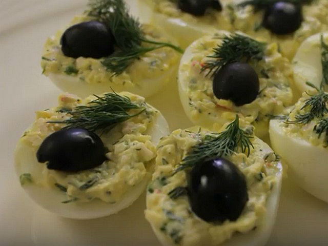 Яйця, фаршировані різними начинками. 12 простих і дуже смачних рецептів