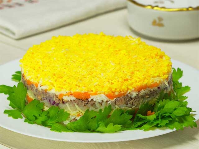 Салат Мімоза з рибними консервами — класичні покрокові рецепти