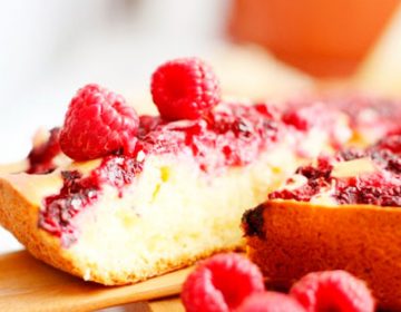 Шарлотка з малиною: 4 смачні рецепти