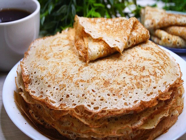 Дріжджові млинці на молоці — 8 покрокових рецептів