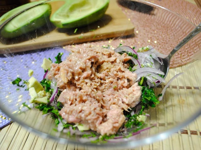 Салати з авокадо і консервованим тунцем — прості і смачні рецепти