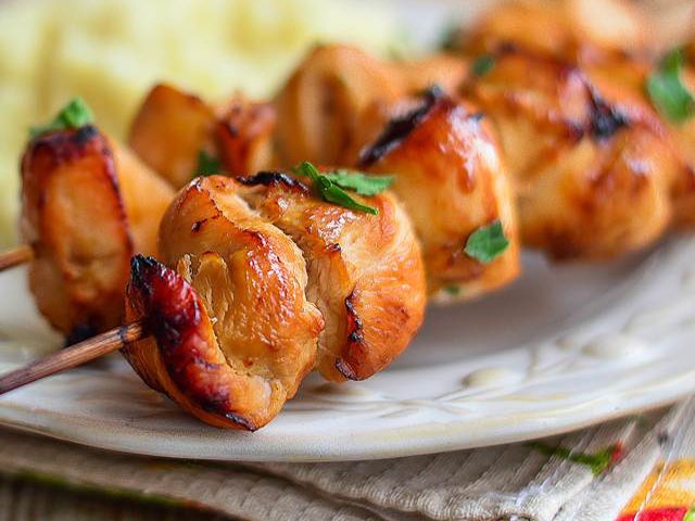 Шашлик з курки в духовці — 9 рецептів приготування на шпажках