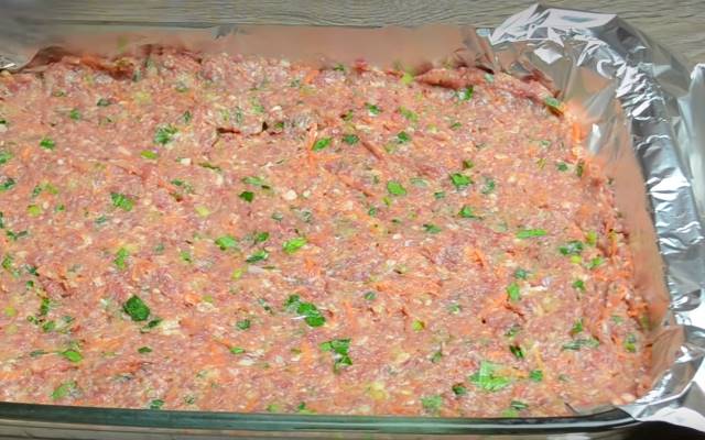 М’ясний рулет з фаршу — 6 рецептів з різними начинками