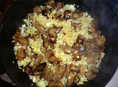 Гуляш з яловичини з підливою рецепт з фото