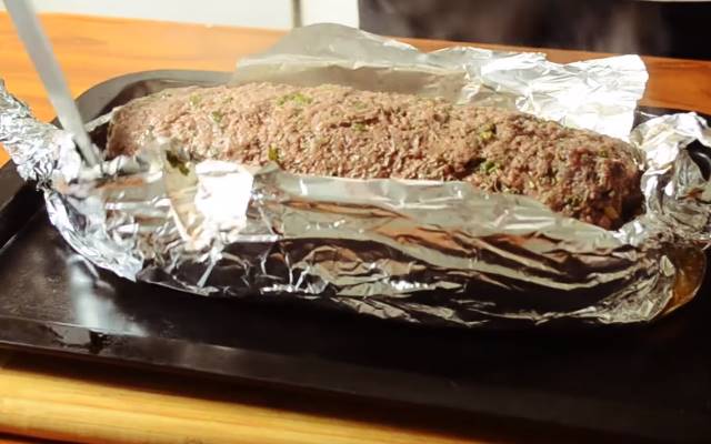 М’ясний рулет з фаршу — 6 рецептів з різними начинками