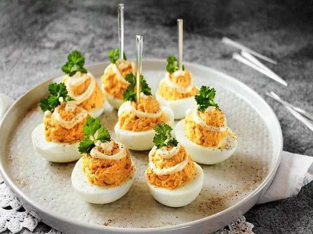 Яйця, фаршировані різними начинками. 12 простих і дуже смачних рецептів