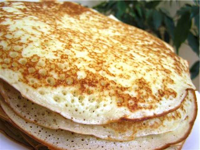 Тонкі млинці на кефірі – 15 смачних рецептів млинців з дірочками