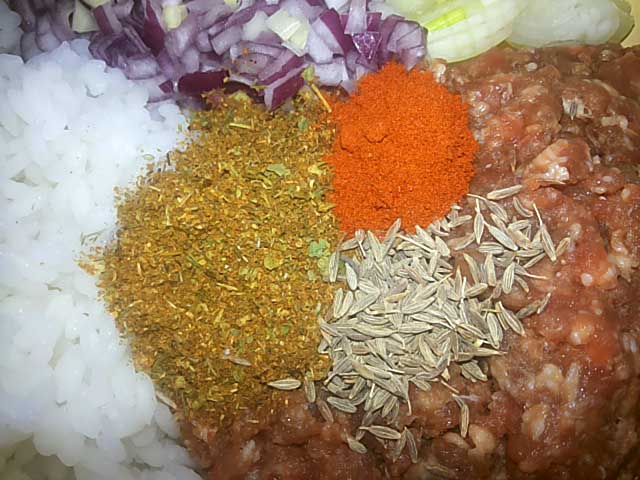 Перець фарширований м’ясом та рисом в духовці – рецепти з фото