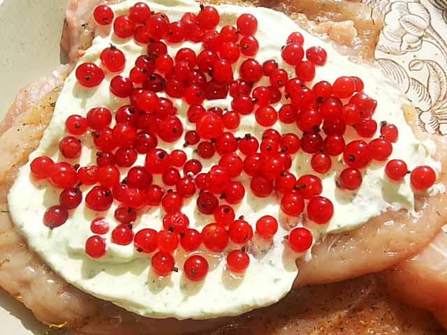 Курячі рулетики з начинкою. Як приготувати рулети з курячого філе з червоною смородиною