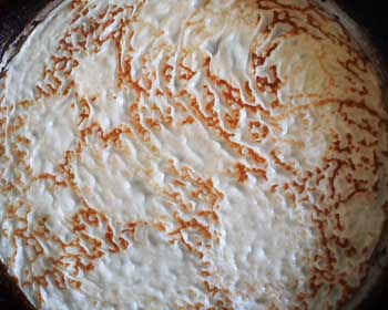 Тонкі млинці з дірочками на молоці – покроковий рецепт з фото