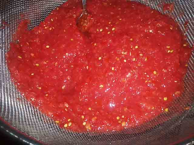 Помідори у власному соку на зиму – рецепт “Пальчики оближеш”