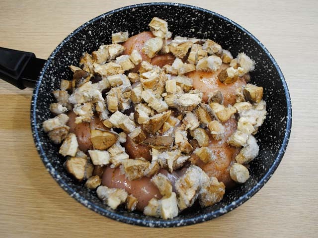 Курка тушкована на сковороді — 9 простих і смачних рецептів