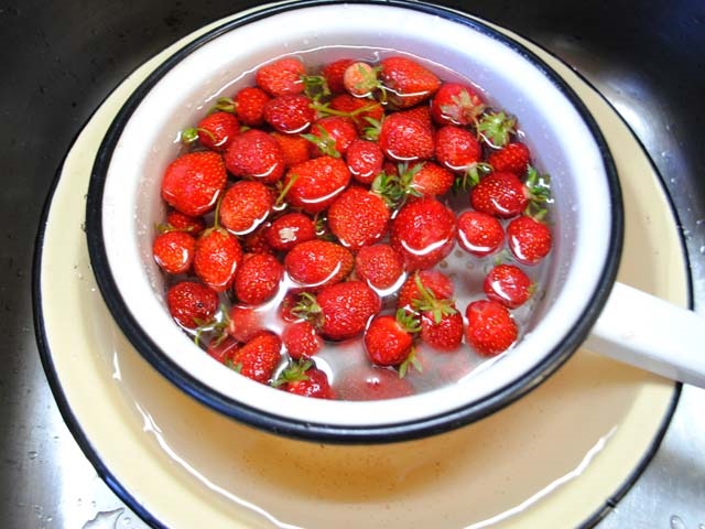 Густе варення з полуниць на зиму з цілими ягодами