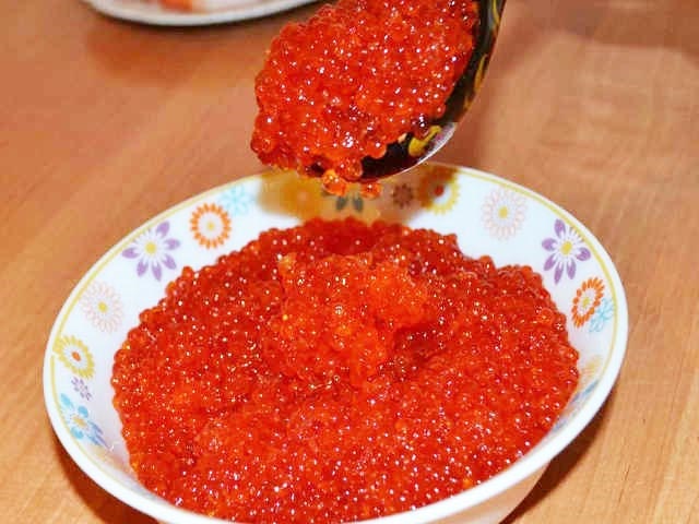 Як смачно посолити ікру горбуші в домашніх умовах — 6 швидких рецептів