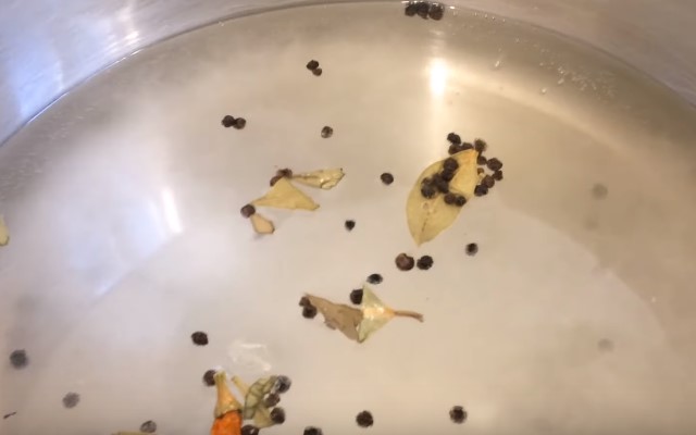 Сало, варене в лушпинні цибулі — 6 найсмачніших рецептів посолу